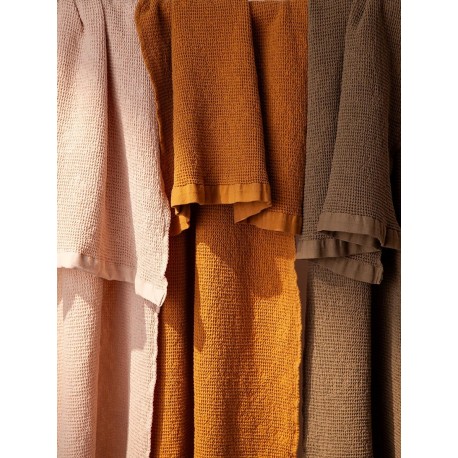 Полотенце банное из умягченной вафли цвета охры из коллекции essential, 70x140 см