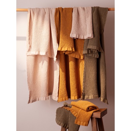 Полотенце банное из умягченной вафли цвета хаки из коллекции essential, 70x140 см