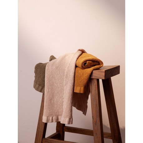 Полотенце для рук из умягченной вафли цвета охры из коллекции essential, 50x90 см
