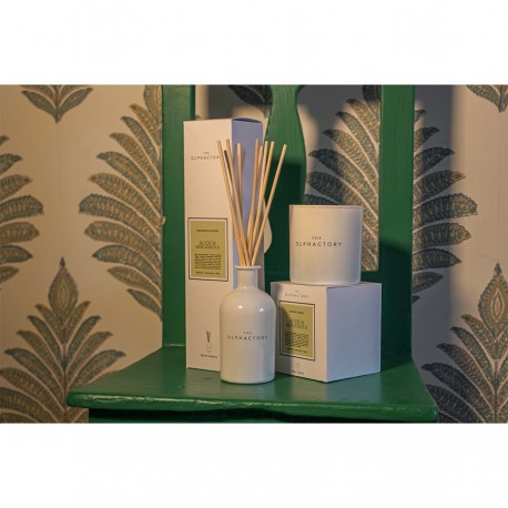 Свеча ароматическая the olphactory, white insignia, acqua bergamota, 60 ч