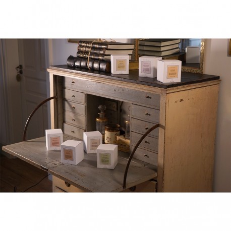 Свеча ароматическая the olphactory, white insignia, amber whisper, 60 ч