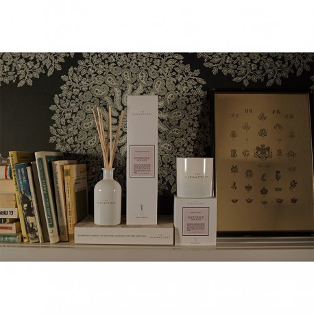 Свеча ароматическая the olphactory, white insignia, mystique boughs, 60 ч