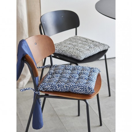 Подушка на стул темно-синего цвета с принтом Спелая Смородина из коллекции scandinavian touch, 40х40 см