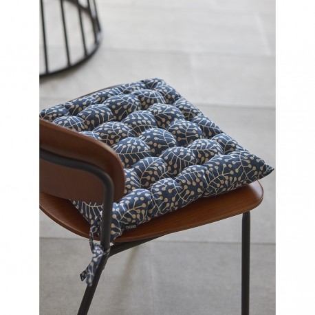 Подушка на стул темно-синего цвета с принтом Спелая Смородина из коллекции scandinavian touch, 40х40 см